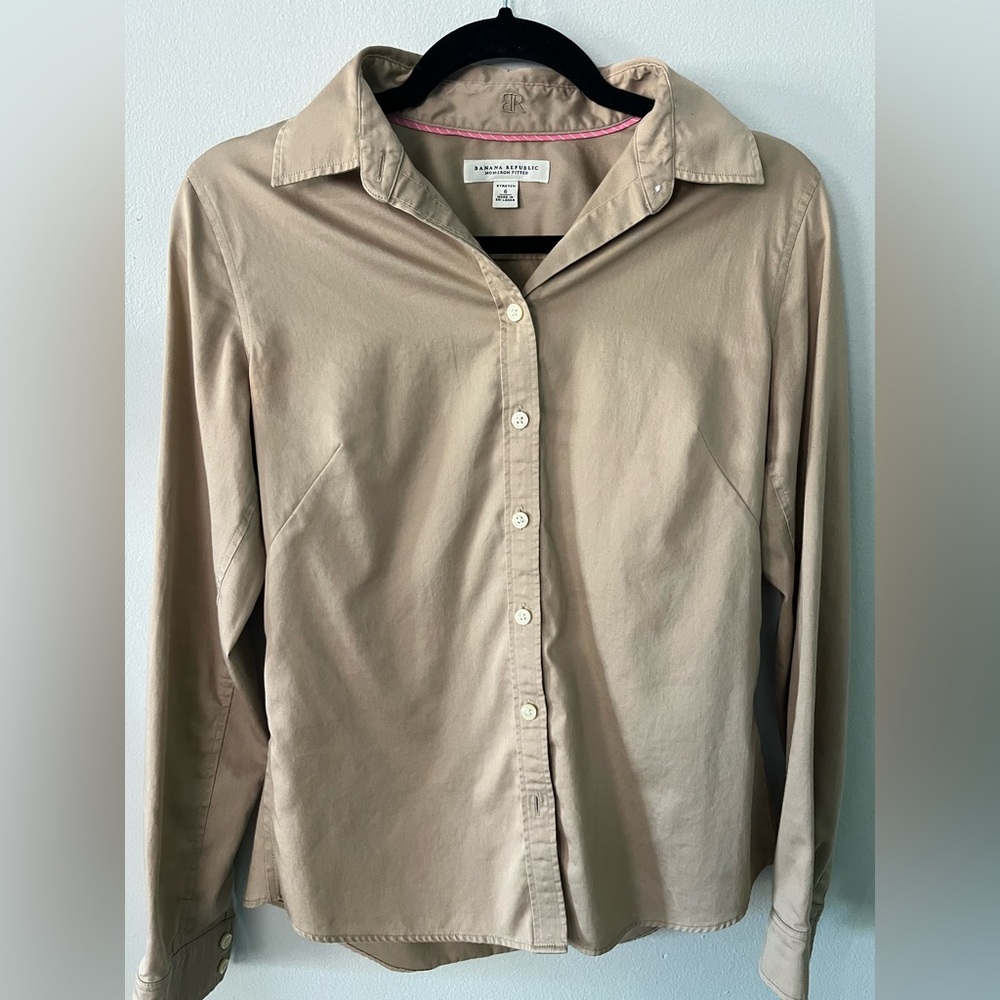 Fitted non-iron shirt tan color